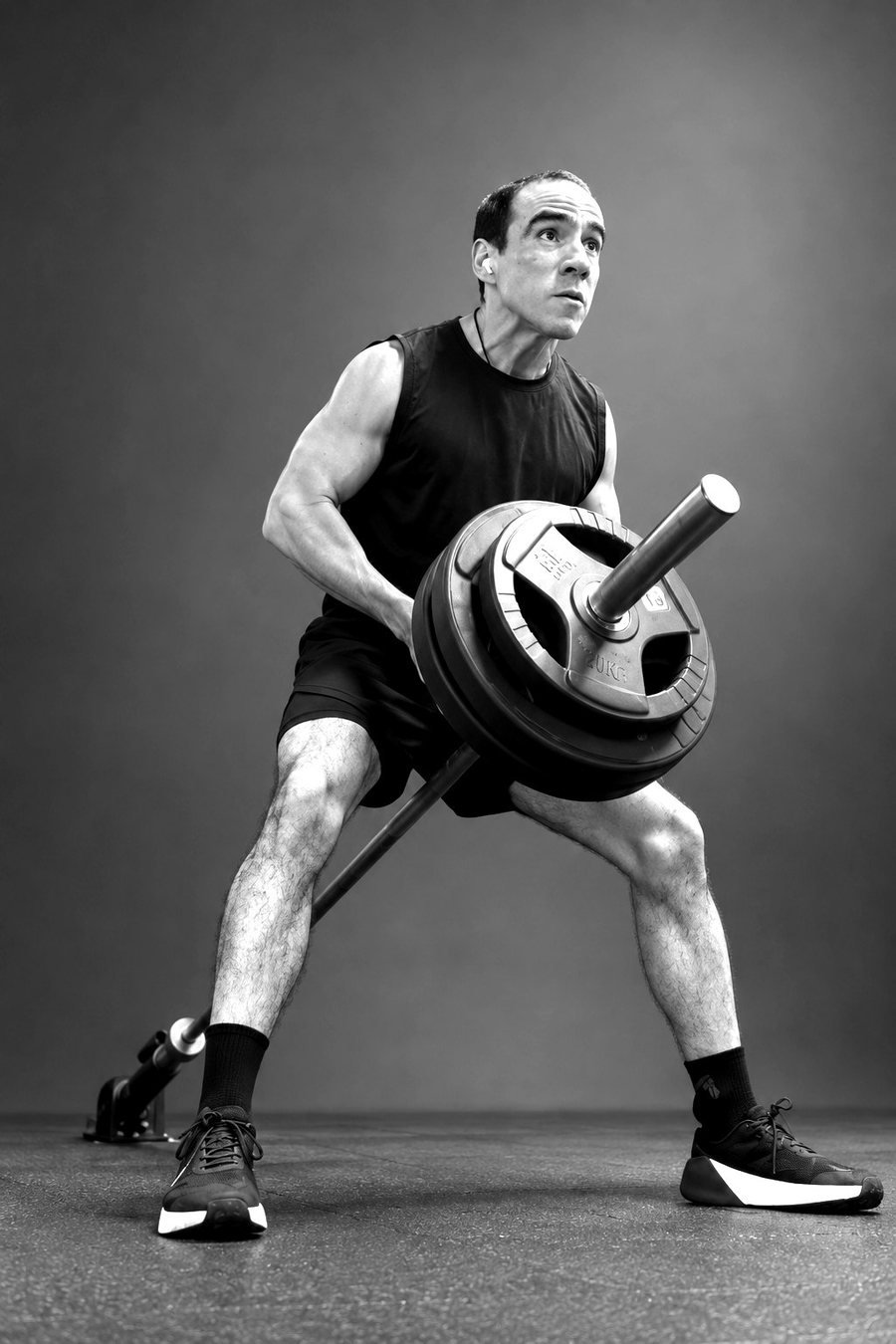Adolfo Fermín entrenando con barra en el gimnasio