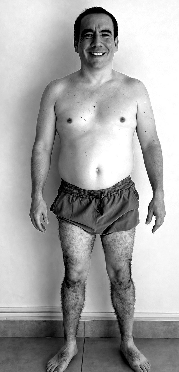 Adolfo antes de empezar, de cuerpo completo, con panza