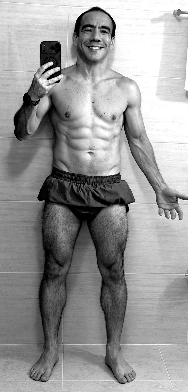 Adolfo hoy, de cuerpo completo, con el abdomen marcado